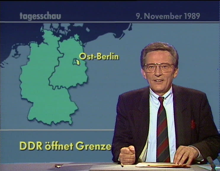 Westdeutsche Radio- und TV-Sender verbreiteten unverzüglich die Nachricht von der Grenzöffnung als Topmeldung, hier etwa in der 20-Uhr"Tagesschau" mit Jo Brauner. In der DDR-"Aktuellen Kamera" wurde die Neuigkeit ähnlich beiläufig verkündet wie von Schabowski selbst. (Bild: NDR/ARD aktuell/dpa)