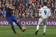 Football Soccer - Barcelona v Real Madrid - Spanish La Liga Santander- Nou Camp Stadium, Barcelona, Spain - 3/12/16. Barcelona's Luis Suarez and Real Madrid's Sergio Ramos in action during the "Clasico". REUTERS/Sergio Perez