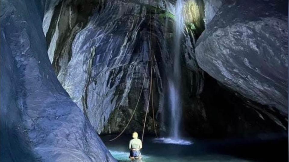 飛龍瀑布因其峽谷地形，裡面的水排不掉，一旦大雨溪水暴漲，就算溯溪好手也難應付。（圖／消防局提供）