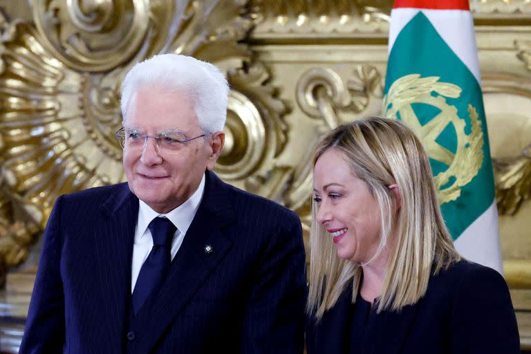 El presidente de Italia, Sergio Mattarella, y la nueva primera ministra, Giorgia Meloni, asisten a la ceremonia de juramento del nuevo gobierno italiano en el Palacio del Quirinal en Roma el 22 de octubre de 2022