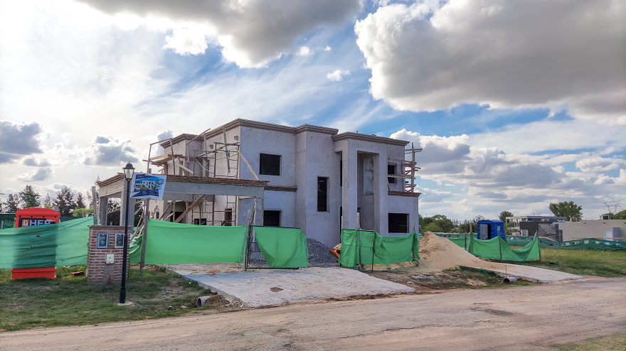 Construir una casa hoy cuesta al menos 80.000 dólares.