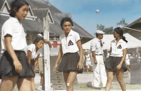 80年前的「北一女美女」正在比賽排球。又正又美。臺灣女學校運動會 文武町五丁目。 （圖／王佐榮、夏門攝影、蒼壁出版、王子碩提供）
