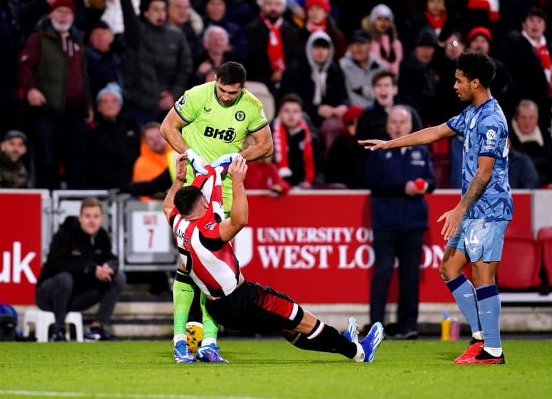 Aston Villa goalkeeper Emiliano Martinez grabs Brentford's Neal Maupay by his shirt during the English Premier League soccer match between Brentford and Aston Villa at the Gtech Community Stadium. John Walton/PA Wire/dpa