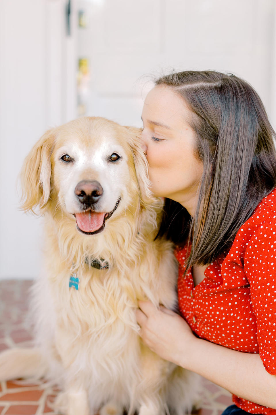 Sallie Gregory-Hammett giving her favorite doggo a kiss. (Photo: <a href="https://jessinichols.com/" target="_blank">Jessi Nichols Photography</a>)