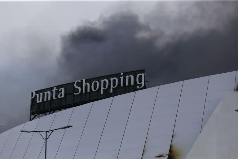 El sábado durante la madrugada se produjo un incendio en el hipermercado y las llamas todavía no han sido controladas