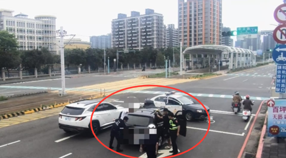 2名男子被警方攔車進行盤查。（圖／翻攝畫面）