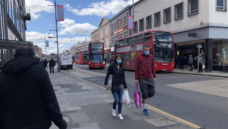 英國武漢肺炎疫情遲未緩和，倫敦街頭民眾戴口上街。（示意圖／中央社）