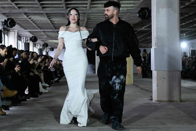 Lejos de su familia y del escándalo con su madre. La cantante y actriz estadounidense Noah Cyrus y el francés Arthur Avellano cerraron la presentación del diseñador en la Semana de la Moda de París