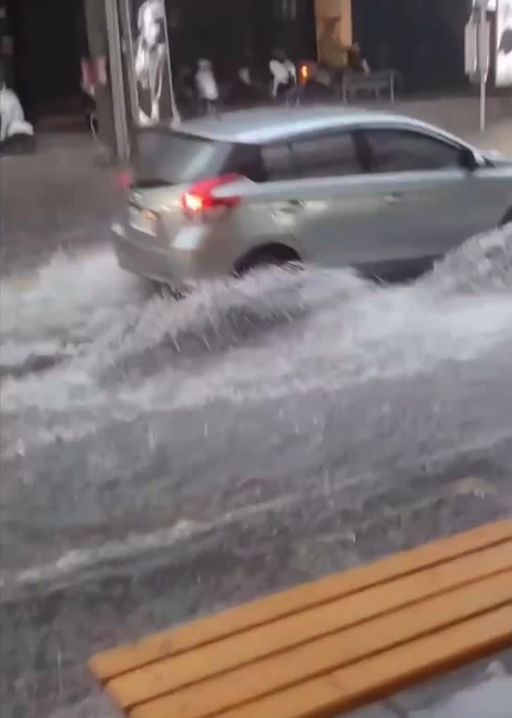 蘆洲工商路民眾開車涉水而過。（圖／取自臉書）