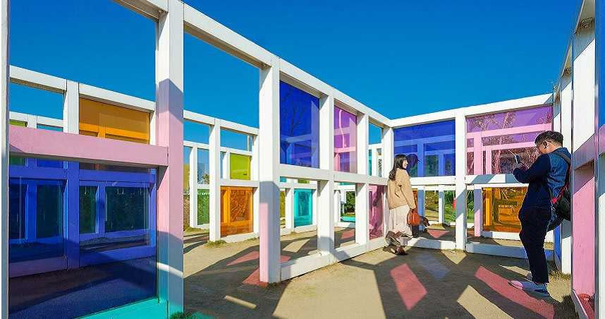 以多面彩色玻璃組成迷宮，陽光灑落時營造出迷人光影的「視覺體驗區」。（圖／焦正德攝）