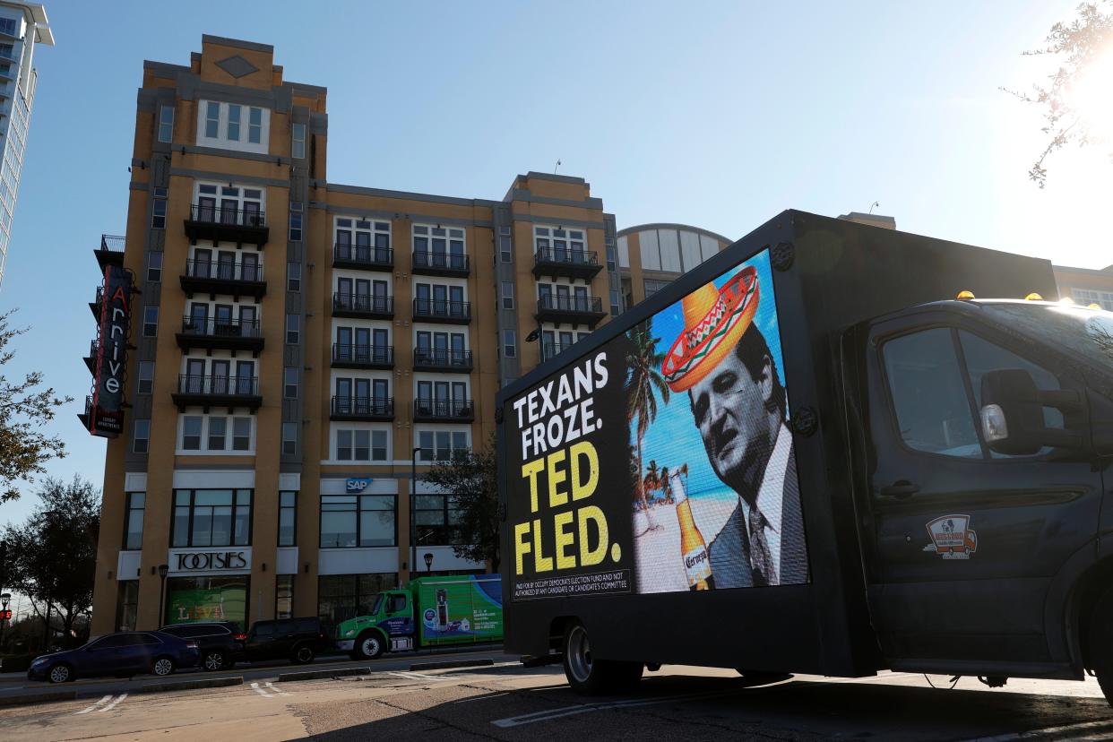 <p>Un camión con vallas publicitarias digitales con una imagen del senador estadounidense Ted Cruz (R-TX) se encuentra en un estacionamiento cerca de la casa del senador Cruz el 19 de febrero de 2021 en Houston, Texas. Ted Cruz enfrenta críticas después de que dejó Texas para ir a Cancún, México, con su familia durante una tormenta invernal sin precedentes que provocó temperaturas bajo cero y cortes de energía generalizados en todo el estado. </p> (Foto de Justin Sullivan / Getty Images)