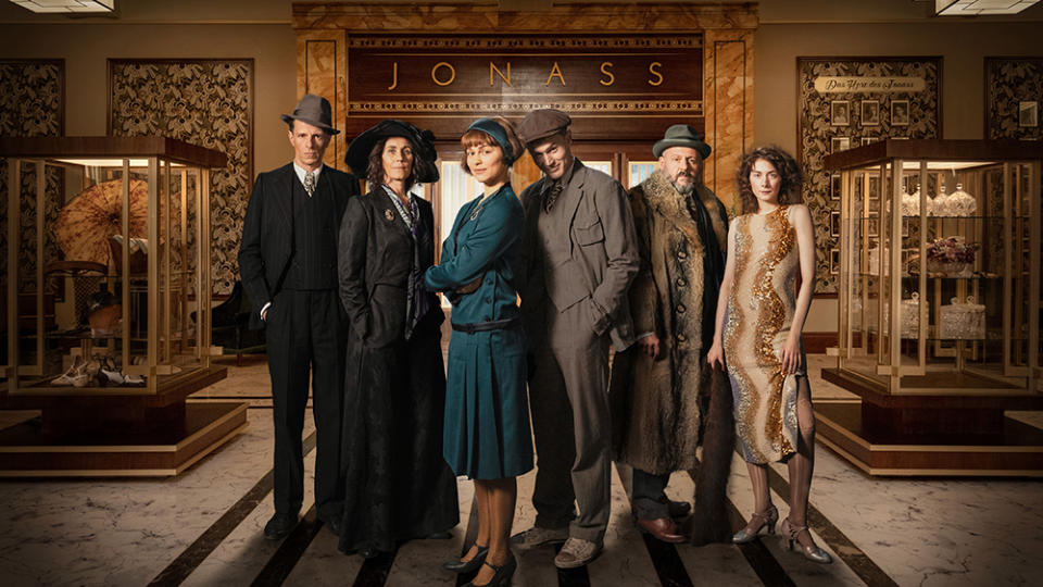 From left to right: Arthur Grünberg (Alexander Scheer), Alice Grünberg (Nina Kunzendorf), Vicky Maler (Naemi Feitisch), Harry Grünberg (Ludwig Simon), Carl Goldmann (Samuel Finzi), Elsie Schön (Amy Benkenstein) - Credit: Credit: Stephan Zwickirsch / X Filme