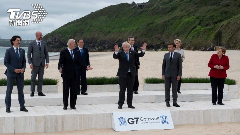 G7領導人合照時仍遵守防疫社交距離。（圖／達志影像美聯社）