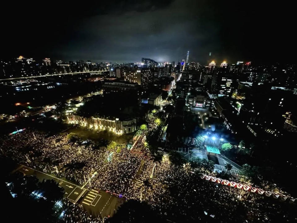 24日晚間立院周邊聚集大批抗議民眾。（圖/經濟民主連合提供）