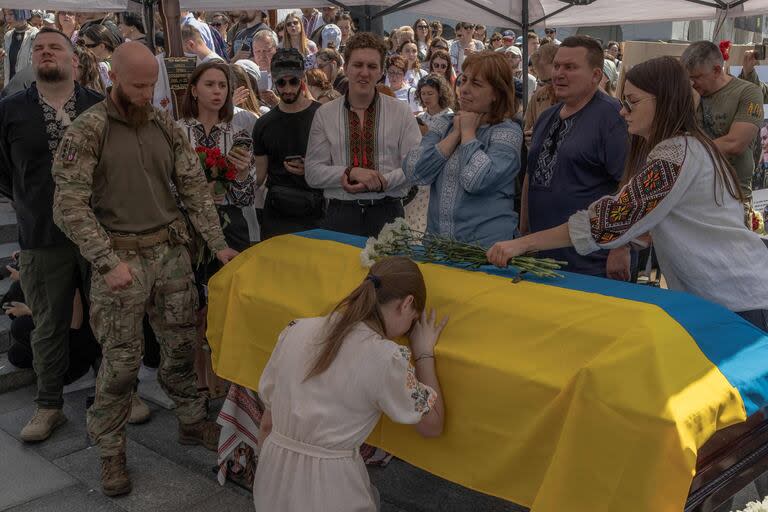 Dolor en el funeral en Kiev de Iryna 