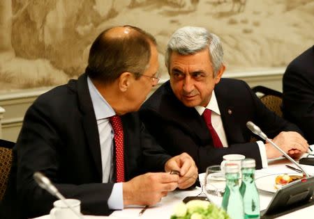 Russian Foreign Minister Sergei Lavrov (L) and Armenia's President Serzh Sargsyan attend a meeting in Vienna, Austria, May 16, 2016. REUTERS/Leonhard Foeger