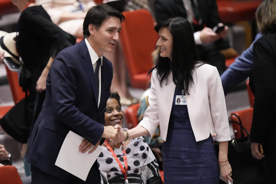 La ministra de Exteriores de Bulgaria, Mariya Gabriel, a la derecha, saluda al primer ministro de Canadá, Justin Trudeau, en una reunión de alto nivel del Consejo de Seguridad sobre la situación en Ucrania, el miércoles 20 de septiembre de 2023 en la sede de Naciones Unidas. (AP Foto/Mary Altaffer)