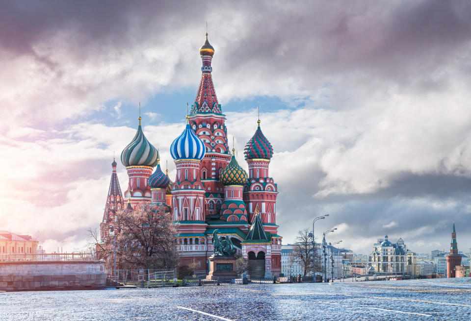 <p>Impossible de se rendre en Russie sans inclure une visite de la cathédrale Basile-le-Bienheureux ! La construction est unique pour une raison assez morbide : elle a été commandée par le premier Tsar de Russie, Ivan Vasilyevich, mais celui-ci aurait apparemment ordonné d’aveugler l’architecte anonyme une fois la cathédrale terminée. Les couleurs des dômes sont vraiment incroyables, mais ça n’a pas toujours été le cas. La cathédrale Basile-le-Bienheureux était blanche avec des pointes dorées au départ. Il a fallu 200 ans pour peindre la facade et les dômes de l’édifice. <em>[Photo: Getty]</em> </p>