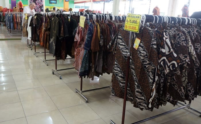 Comfortable shop: Shopping in Kampung Batik Trusmi is really comfortable. The batik fabrics are sold at varying prices, according to the quality. (