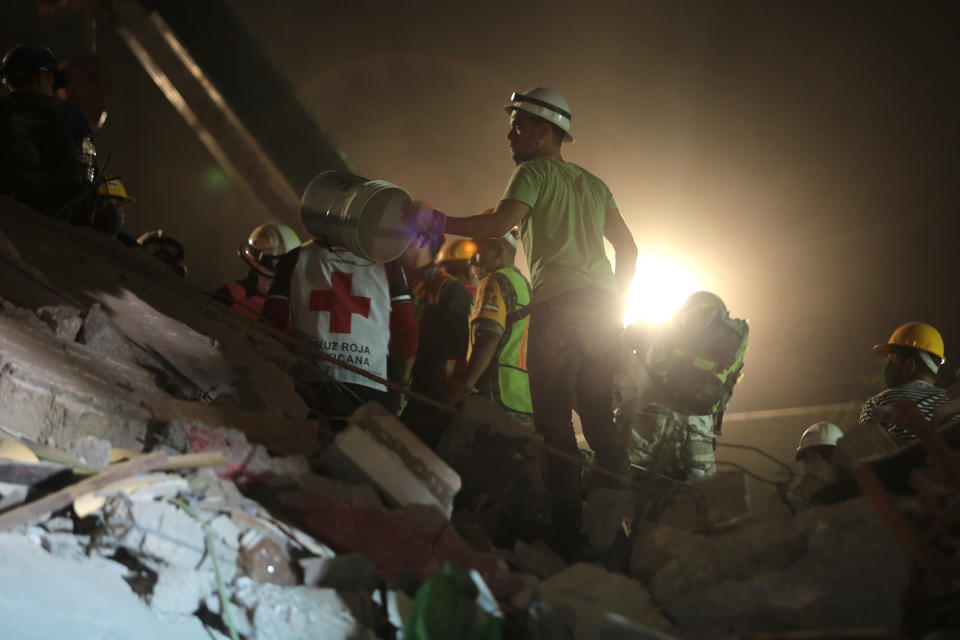 7.1 magnitude earthquake rocks Mexico City