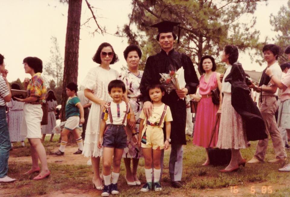 游錫堃大方分享35年前的畢業照。（圖／取自游錫堃臉書）