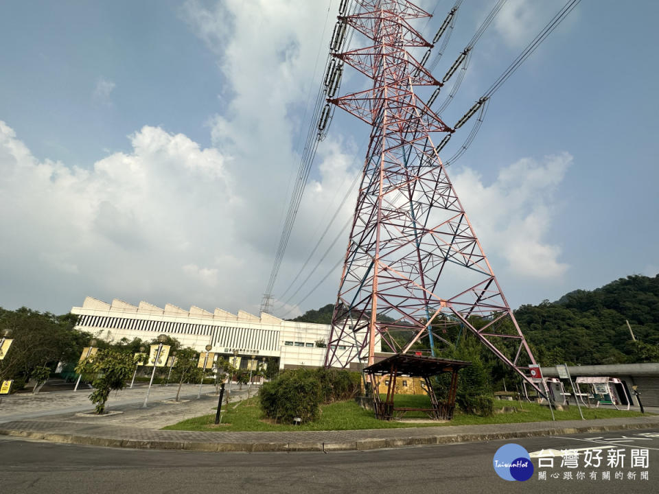 科博館「車籠埔斷層保存園區」設有電磁世界常設展，說明電磁波的影響，也跟台電合作針對園區前的大電塔，在園區內設有85電磁波監控系統。(圖/記者賴淑禎攝)