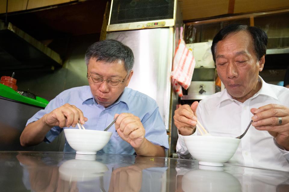 ▲郭台銘與柯文哲在新竹城隍廟前攤位吃米粉湯。（圖／台灣民眾黨提供）