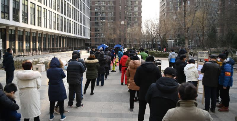 ▲由於近日接連出現本土病例，北京市朝陽區望京地區望京街道、東湖街道開展為期2天的社區全員核酸檢測。圖為居民在望京街道一處小區內的採樣點排隊等待核酸檢測採樣。（圖／翻攝自中新社）