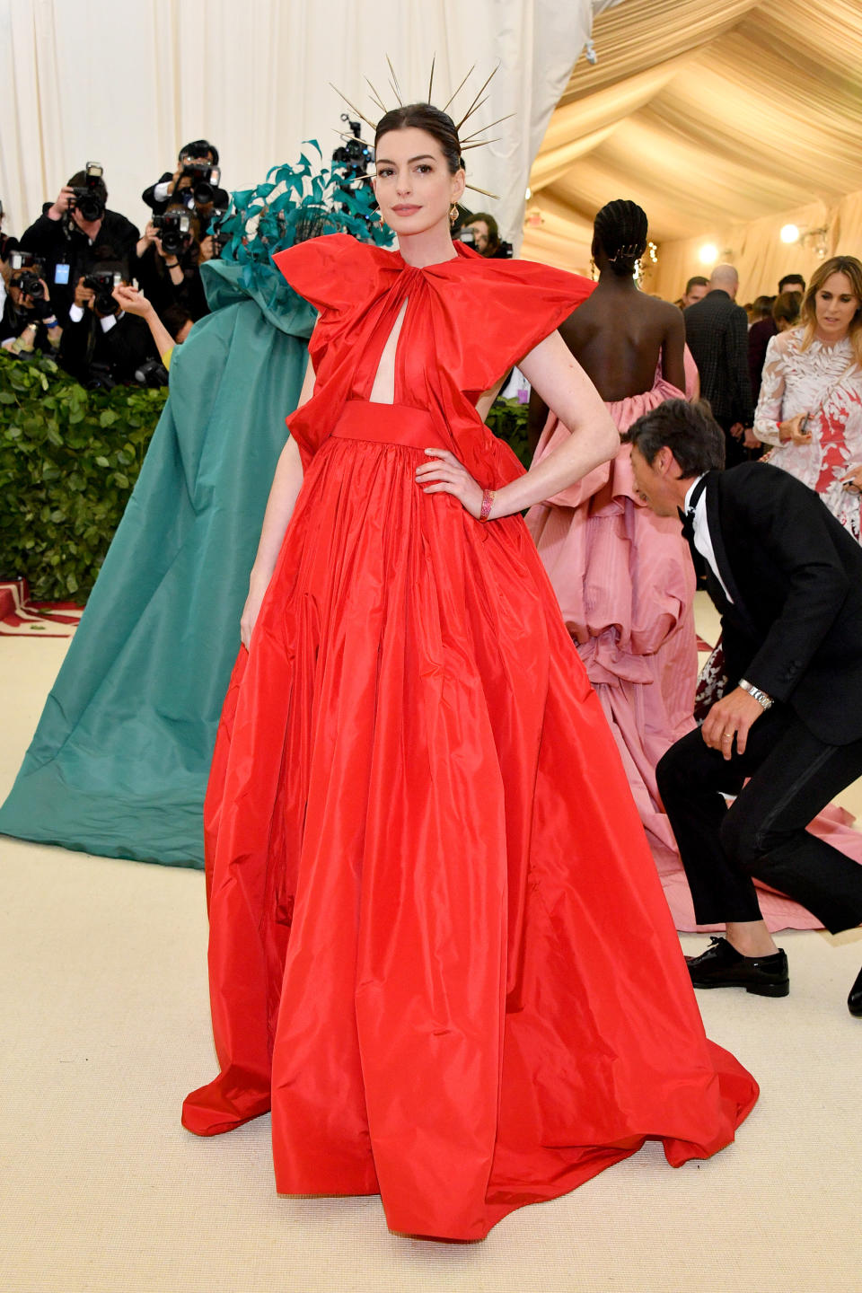 <p>El rojo dominó la velada y la ganadora del Oscar lució increíble en la creación de Valentino con falda amplia, aretes James Banks, brazalete The Code y tacones Jimmy Choo. Su tocado de cabeza la hizo lucir como una imagen de santa.<br>Getty Images </p>