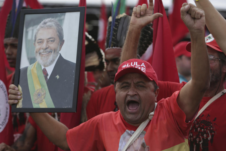 Un simpatizante sostiene una fotografía del expresidente brasileño Luiz Inácio Lula da Silva durante una marcha en Brasilia, el miércoles 15 de agosto de 2018. (AP Foto/Eraldo Peres)