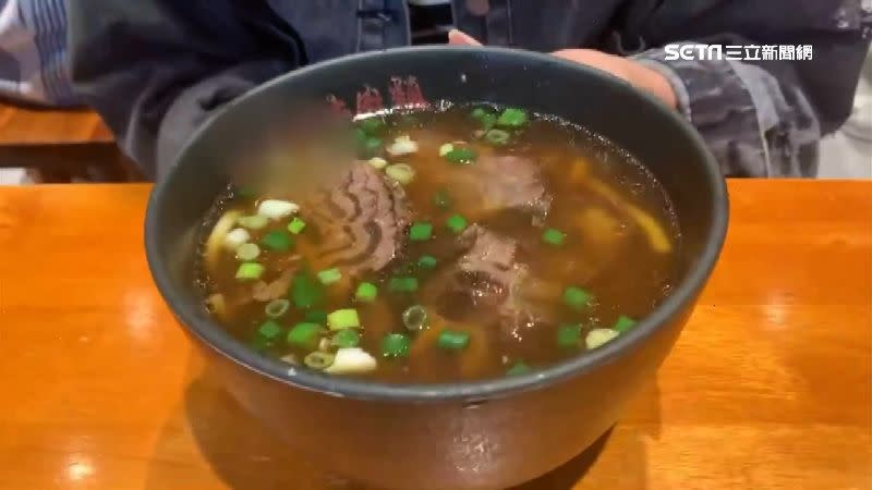 知名牛肉麵店老闆遭週刊爆料劈腿又涉嫌偷拍。