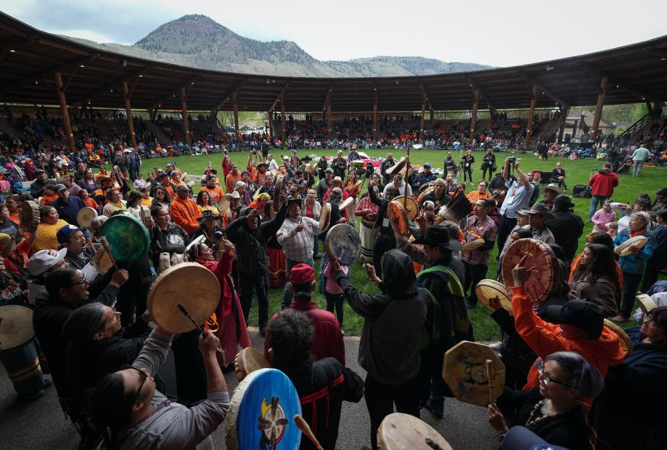 <span class="caption">Des joueurs de tambour battent et chantent lors d’une cérémonie organisée le 20 mai 2022 pour marquer la commémoration de la découverte des corps de 215 enfants dans un lieu de sépulture non marqué de l’ancien pensionnat autochtone de Kamloops, à Kamloops, en Colombie-Britannique.</span> <span class="attribution"><span class="source">LA PRESSE CANADIENNE/Darryl Dyck</span></span>