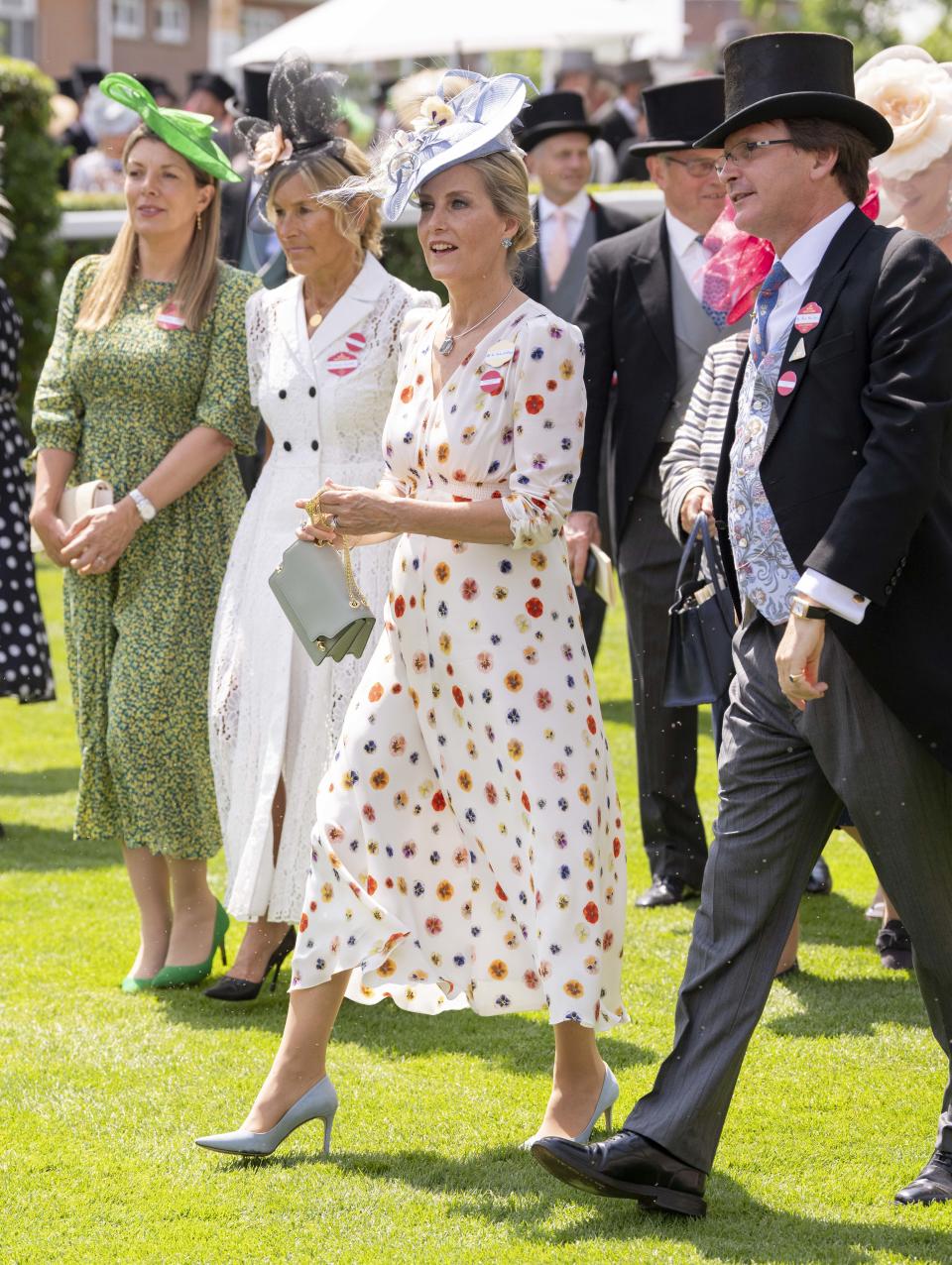 Sophie, księżna Edynburga, nosi kwiecistą sukienkę Susanna of London na trzeci dzień Royal Ascot.  (Getty Images)