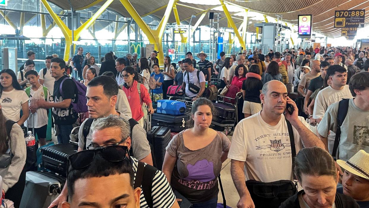 Colas en el aeropuerto de Barajas en Madrid por apagón tecnológico, 19 de junio 2024