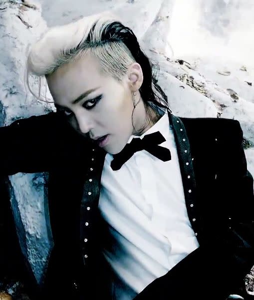 2013年G-Dragon以第二張正規專輯《COUP D'ETAT》回歸，不只帶來充滿自身色彩的豐富音樂作品，更以強烈淺金髮色與多變髮型狙擊眾多VIP