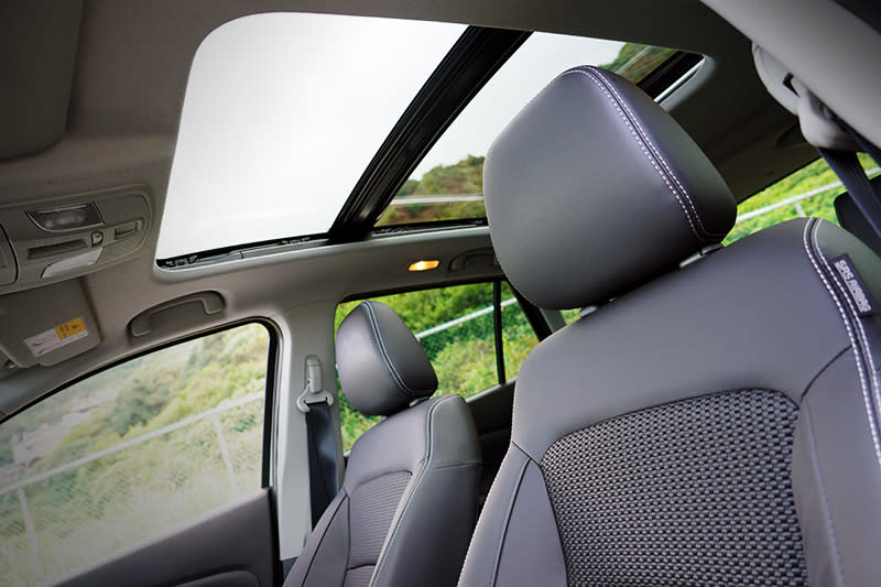 全景式天窗可輕易導光入室，創造乘車時的開闊好心情。