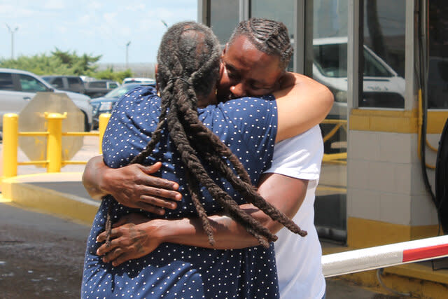 Cedric Dent hugging his mother Earline Colbert