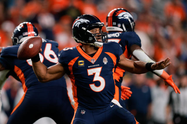 Broncos to wear alternate blue uniforms in Week 7 at night vs