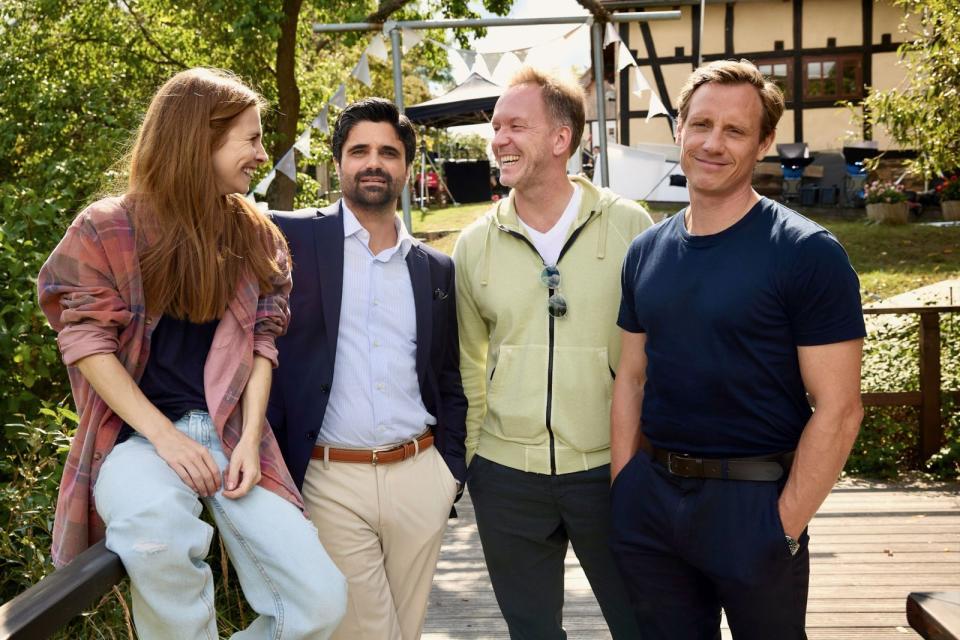 Produzent Stefan Raiser (zweiter von rechts) am Set mit den Darstellern Josefine Preuß, Maximilian Grill (zweiter von links) und Patrick Kalupa, welcher die Hauptrolle des "Dr. Nice" spielt. (Bild: Rudolf Wernicke / ZDF)