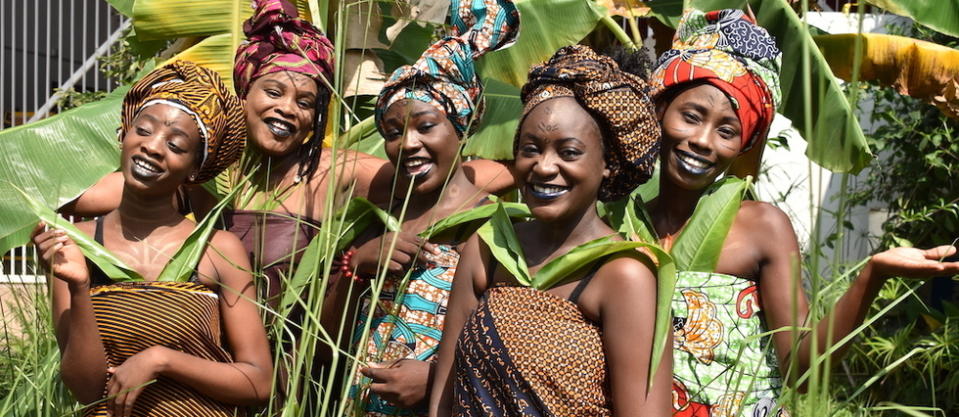 Dirigé par la chanteuse et percussionniste charismatique Gladys Samba, le groupe féminin Les Mamans du Congo voit le jour en 2018 à Brazzaville.
