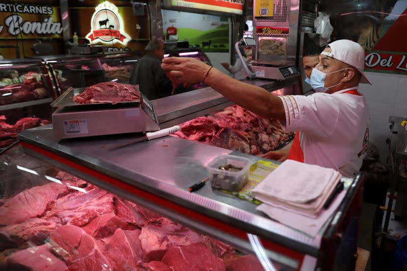 Foto de archivo. Un carnicero trabaja en la plaza de mercado de Paloquemao en Bogotá