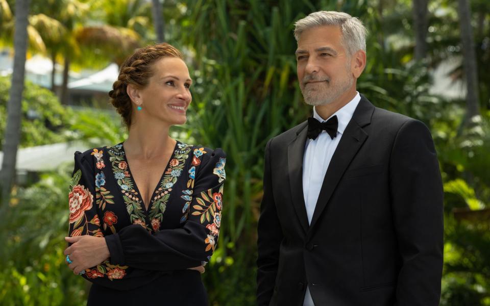 Georgia (Julia Roberts) und ihr Ex-Mann David (George Clooney) können sich eigentlich nicht ausstehen. Um ihre Tochter vor einem vermeintlich riesengroßen Fehler zu bewahren, machen sie in "Ticket ins Paradies" trotzdem gemeinsame Sache. (Bild: Universal Studios)