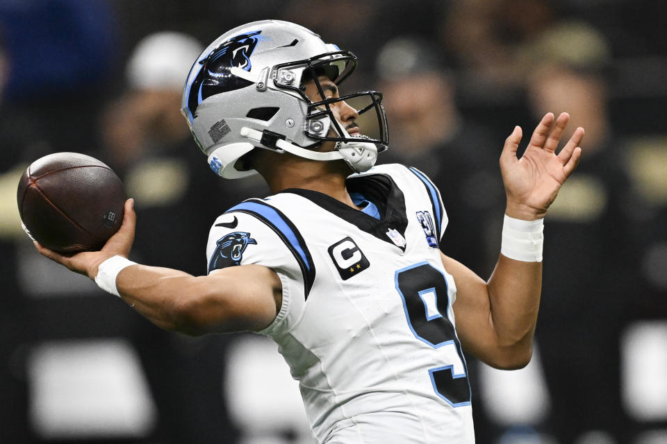 Quarterback Carolina Panthers Bryce Young (9) melakukan pemanasan sebelum pertandingan sepak bola NFL melawan New Orleans Saints, Minggu, 8 September 2024, di New Orleans. (Foto AP/Matthew Hinton)