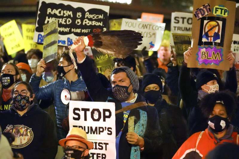 麻省波士頓的民眾4日晚間上街抗議，反對川普「停止計票」的要求。（美聯社）