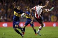 Boca Juniors' Marcelo Meli (L) and River Plate's Ariel Rojas fight for the ball during their Argentine First Division soccer match against River Plate in Buenos Aires May 3, 2015. REUTERS/Marcos Brindicci