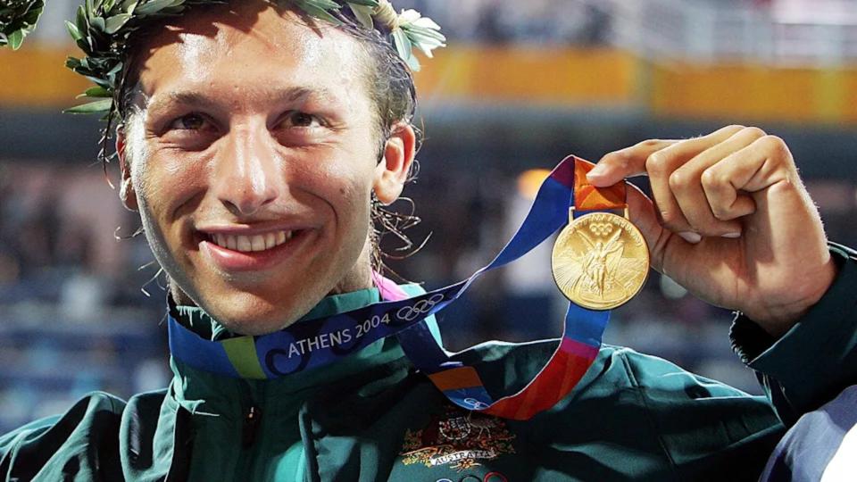 Ian Thorpe celebra su oro en los 400 metros estilo libre de los Juegos Olímpicos de Atenas 2004. (Foto: Al Bello / Getty Images).