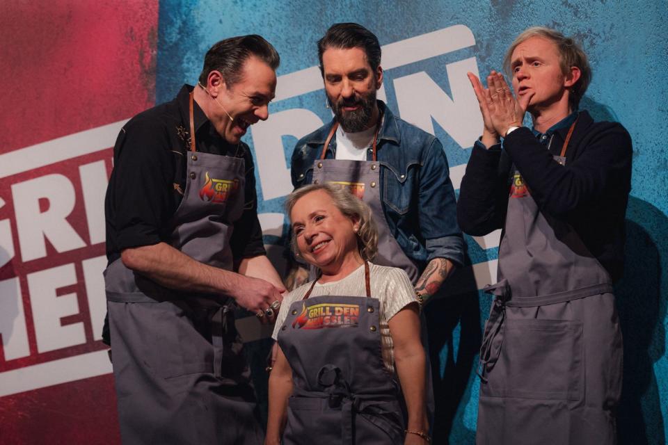 Erster Gang, erste 10, erster Sieg: Die Promis (von links: Sascha Vollmer, Christine Urspruch, Alec Völkel und Pierre M. Krause) feiern den Triumph im Impro-Gang. (Bild: RTL / Basti Sevastos)