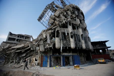 Destroyed building from previous clashes are seen in Mosul, Iraq January 28, 2018. REUTERS/Khalid Al-Mousily/Files