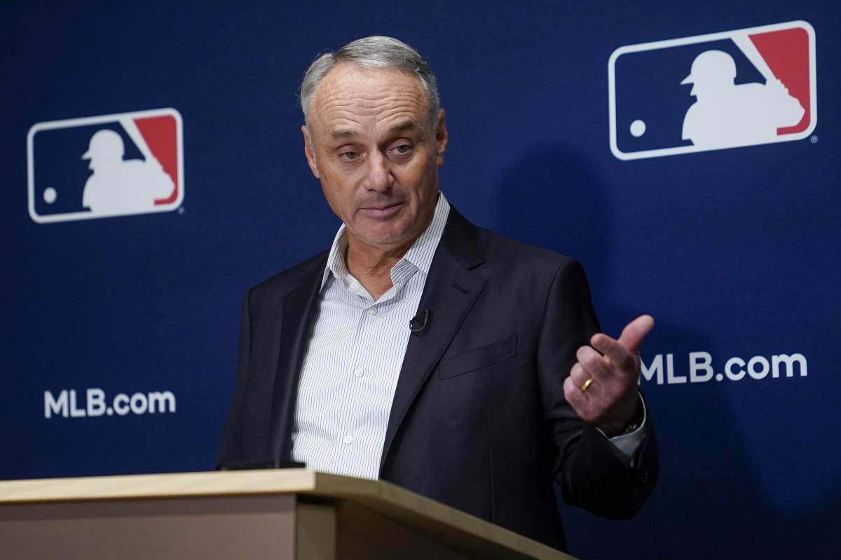 Rob Manfred to Meet With Cleveland Indians Owner Over Use of