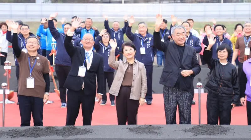 ▲國際知名建築大師隈研吾（右二）日前為台中巨蛋動土典禮來台。（圖／台中市政府提供，2024.03.29）